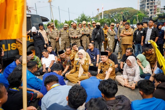 Tak ada meja rapat dan tak ada sekat protokoler. Di atas aspal depan Kantor Gubernur Lampung, puluhan mahasiswa PMII duduk bersila bersama Wakil Gubernur Jihan Nurlela dan Sekdaprov Marindo Kurniawan, berdialog langsung tentang berbagai persoalan yang dihadapi Lampung.