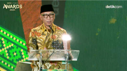 Gubernur Mirza saat menerima Anugerah Pembangunan Terpuji Kategori Inovasi Pendidikan dan Pemberdayaan Sumberdaya Manusia dalam ajang detikSumatera Awards 2026 di Grand Ballroom Trans Hotel Jakarta, Depok, Jawa Barat, Jumat (28/8/2026) malam.