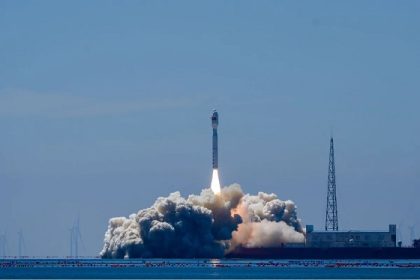 Roket pengangkut Jielong-3 Y12 lepas landas dari perairan lepas pantai Kota Haiyang, Provinsi Shandong, China timur, pada 5 Agustus 2026. Roket tersebut membawa satelit hiperspektral kembar Oriental Smart Eye (OSE), yakni Hyperspectral-01 dan Hyperspectral-02, ke orbit yang telah ditentukan. Satelit OSE Hyperspectral-01, yang diberi nama "Lampung-1" oleh pihak Indonesia, merupakan hasil kerja sama sejumlah institusi dari China dan Indonesia. (Xinhua/Song Xiongye)