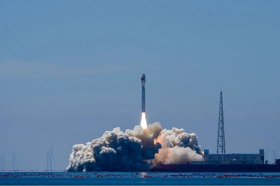 Roket pengangkut Jielong-3 Y12 lepas landas dari perairan lepas pantai Kota Haiyang, Provinsi Shandong, China timur, pada 5 Agustus 2026. Roket tersebut membawa satelit hiperspektral kembar Oriental Smart Eye (OSE), yakni Hyperspectral-01 dan Hyperspectral-02, ke orbit yang telah ditentukan. Satelit OSE Hyperspectral-01, yang diberi nama "Lampung-1" oleh pihak Indonesia, merupakan hasil kerja sama sejumlah institusi dari China dan Indonesia. (Xinhua/Song Xiongye)